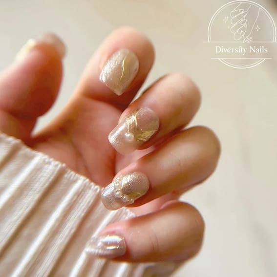 Small Pearl Gilt Sparkle Nails